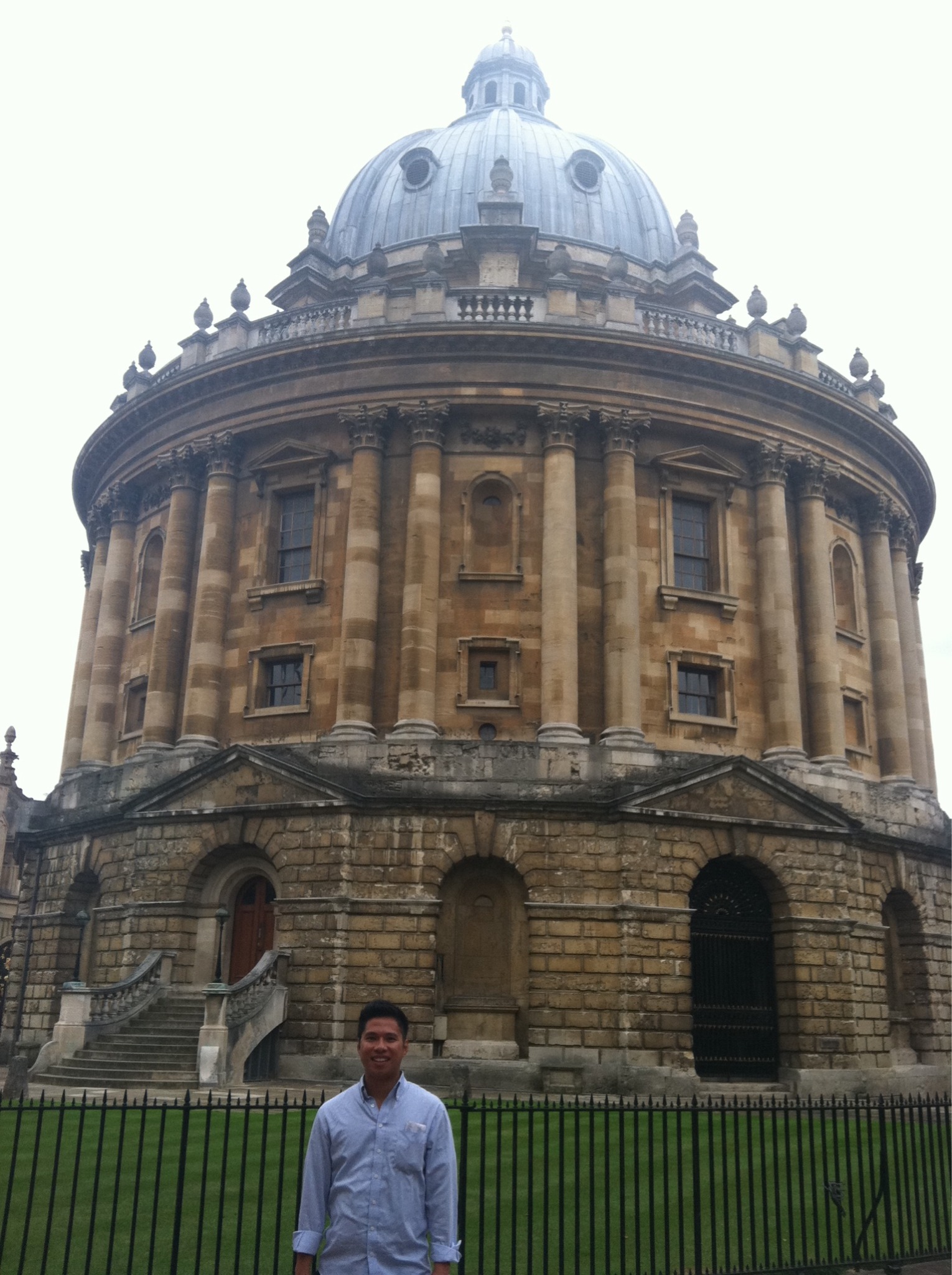 Traveler standing before the Radcliffe Camera in Oxford