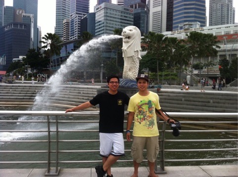 Two travelers at the Merlion in Singapore